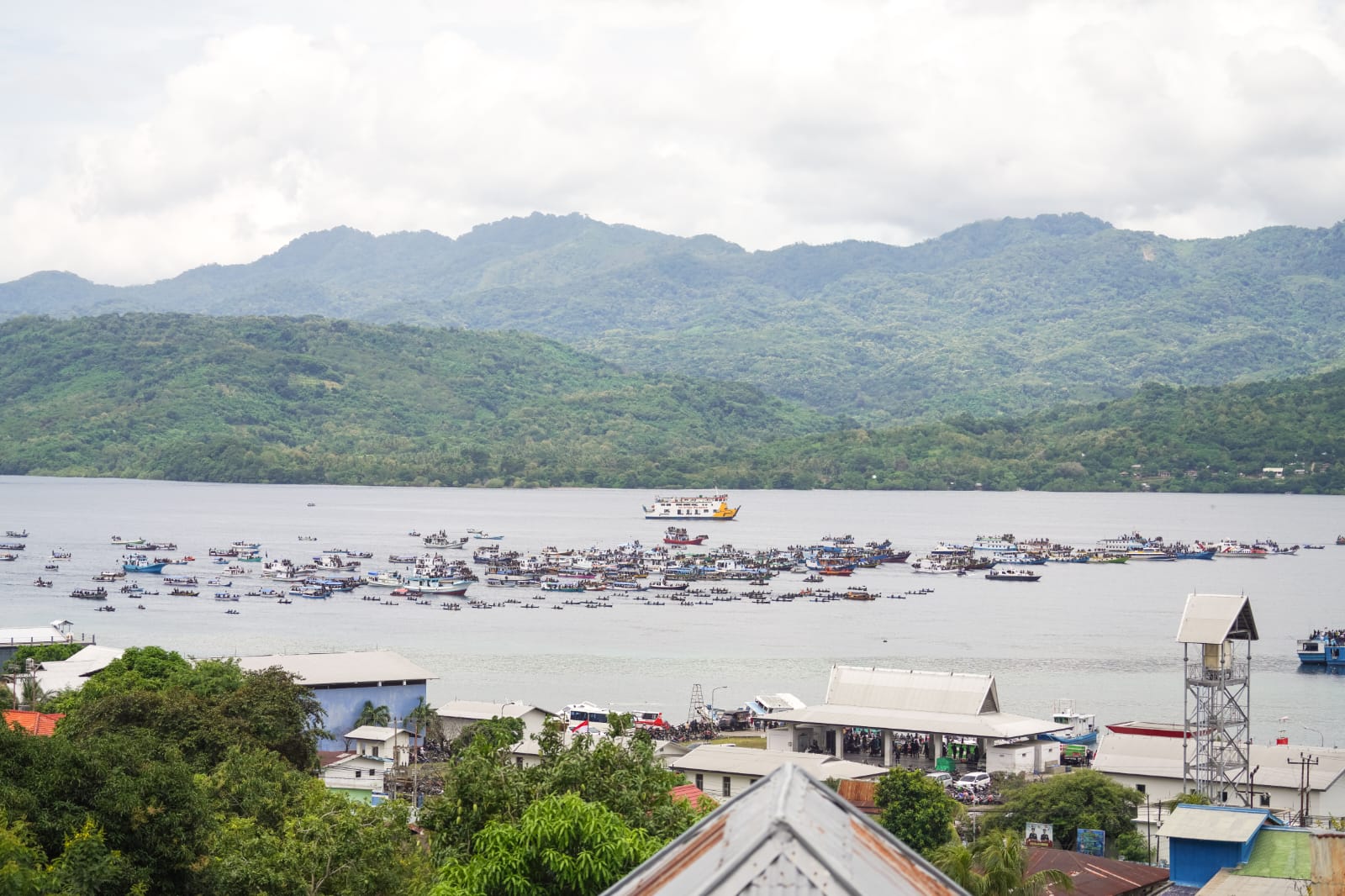 Umat Katolik di Kota Larantuka bersama ribuan besar peziarah Semana Santa dari berbagai daerah mengantarkan patung Tuan Maninu, Sabtu (9/4)