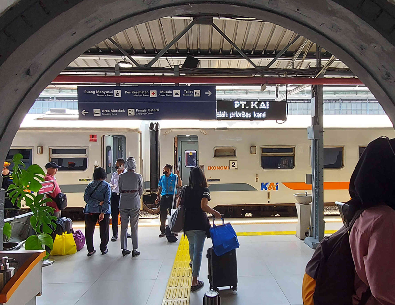 Penjualan tiket kereta api di Stasiun Gambir dan Stasiun Pasar Senen, Jakarta Pusat sudah mencapai 447 ribu tiket.