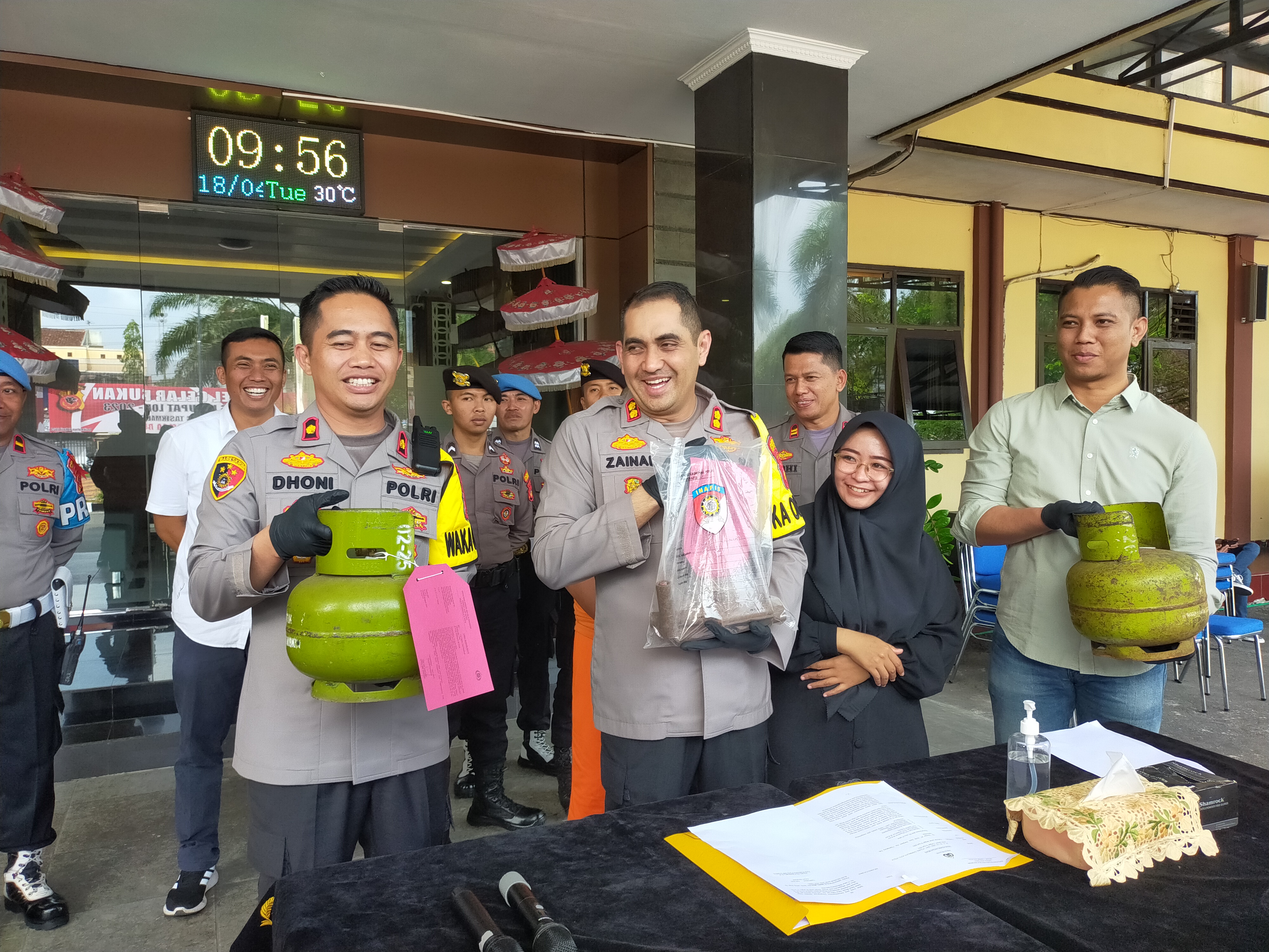 Kapolres Tasikmalaya Kota AKBP SY Zainal Abidin (tengah) menunjukkan barang bukti berupa 10 alat suntik dan tabung elpiji 3 kg.