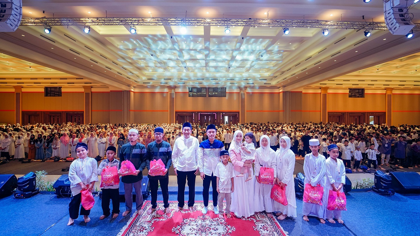 Pembagian paket sembako kepada yatim dan dhuafa