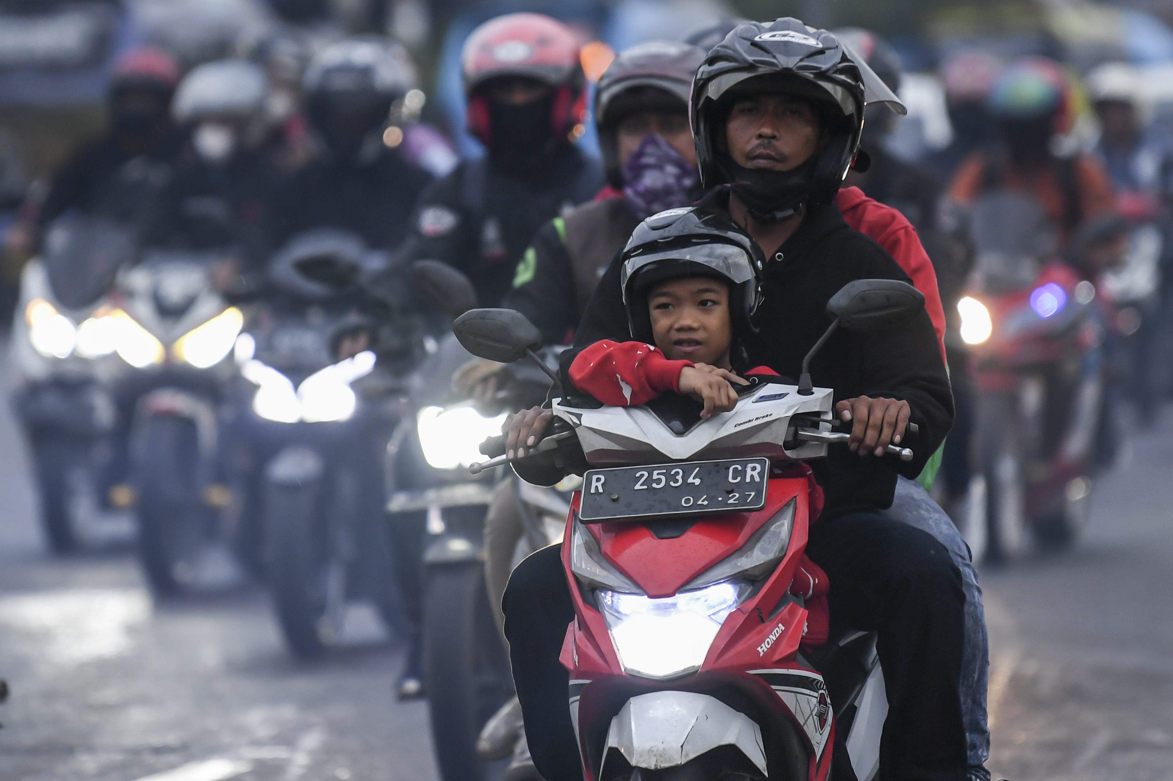 Pemudik dengan mengendarai sepeda motor melintas di kawasan jalur Pantura, Kabupaten Cirebon, Jawa Barat, Rabu (27/04/2022).T