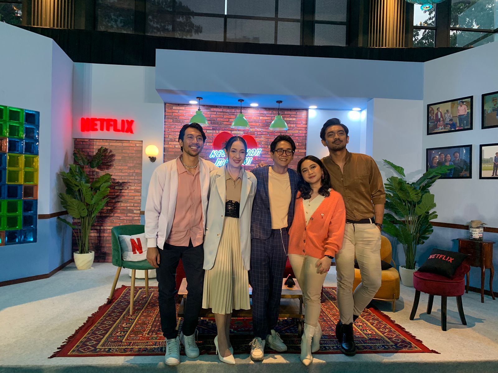 Para pemeran serial Klub Kecanduan Mantan yang akan tayang di Netflix. 