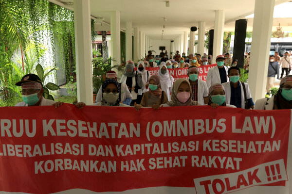 Sejumlah tenaga kesehatan berunjuk rasa menolak RUU Kesehatan Omnibus Law di Kantor DPRD Banyuwangi, Jawa Timur.