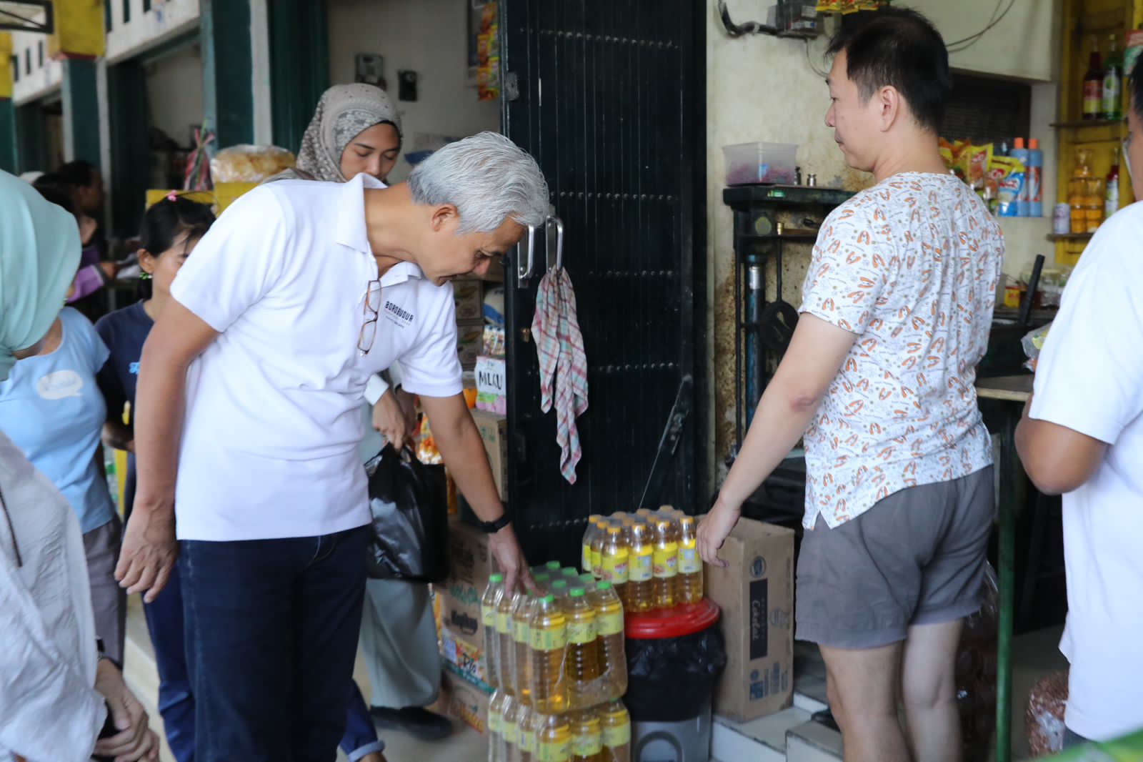 Gubernur Jawa Tengah Ganjar Pranowo mengecek harga bahan pokok di Pasar Srago Klaten, jateng
