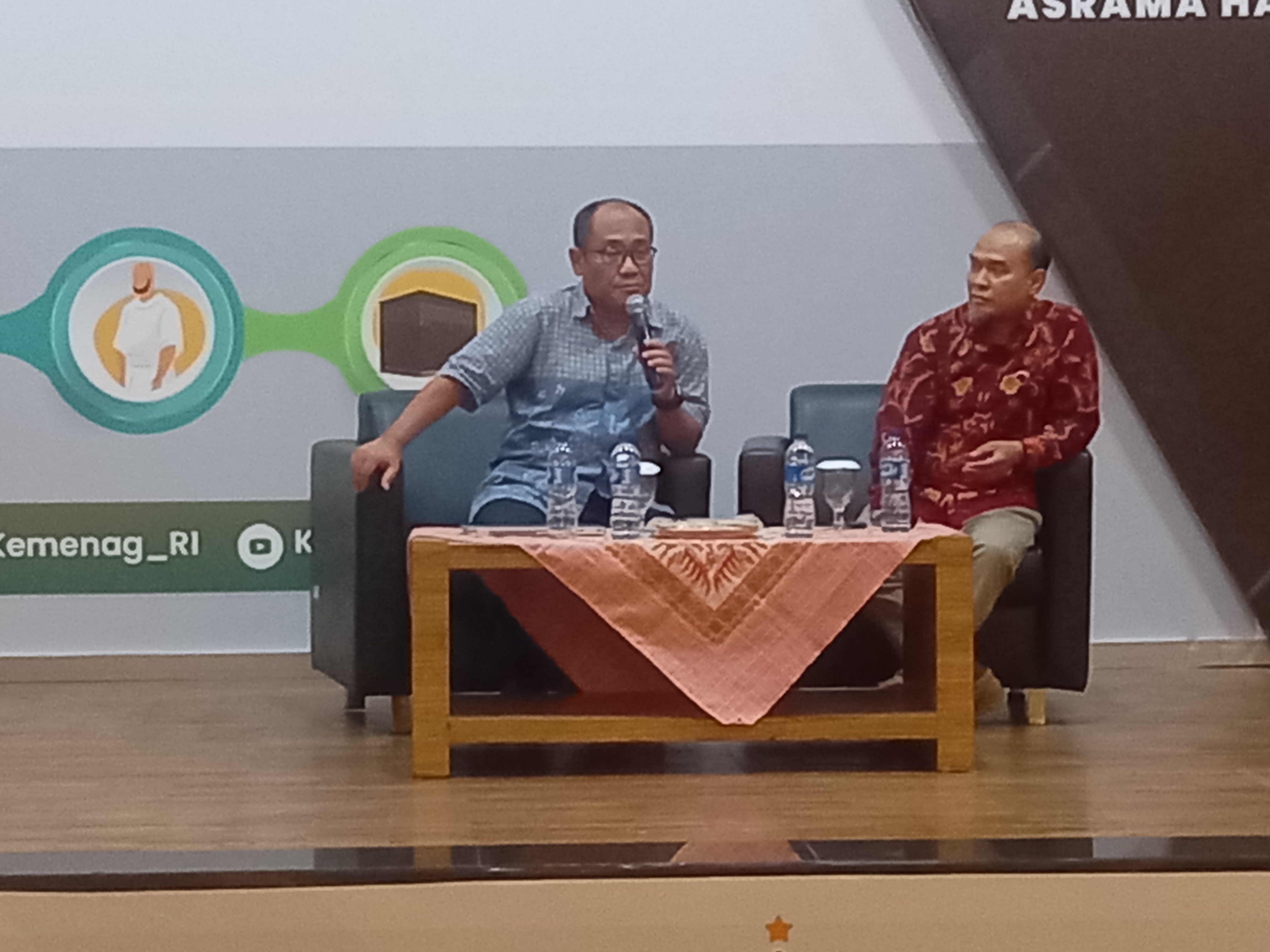 Kepala Pusat Kebijakan Kesehatan Haji, Sekretariat Jenderal Kementerian Kesehatan, Liliek Marhaendro Susilo memberi arahan, Selasa (11/4)