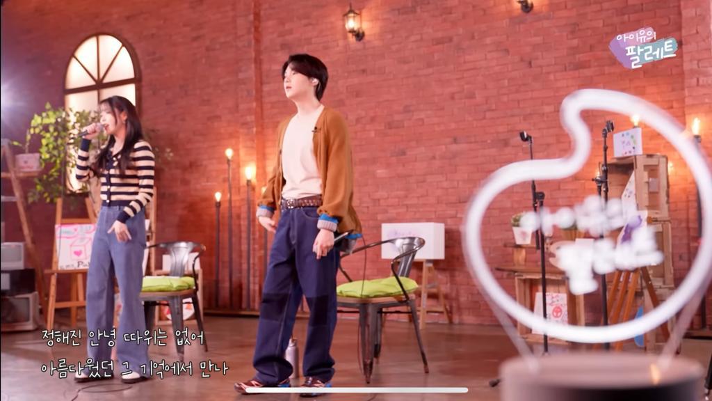 Suga dan IU membawakan lagu ‘Eight' dalam episode IU's Pallete ke-19, Kamis (10/4/2023)