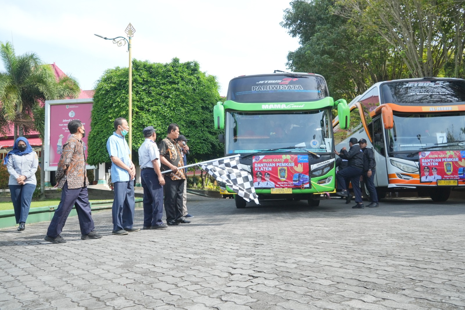 Wakil Bupati Berangkatkan 10 Bus Mudik Gratis Bagi Warga Klaten di Jabodetabek