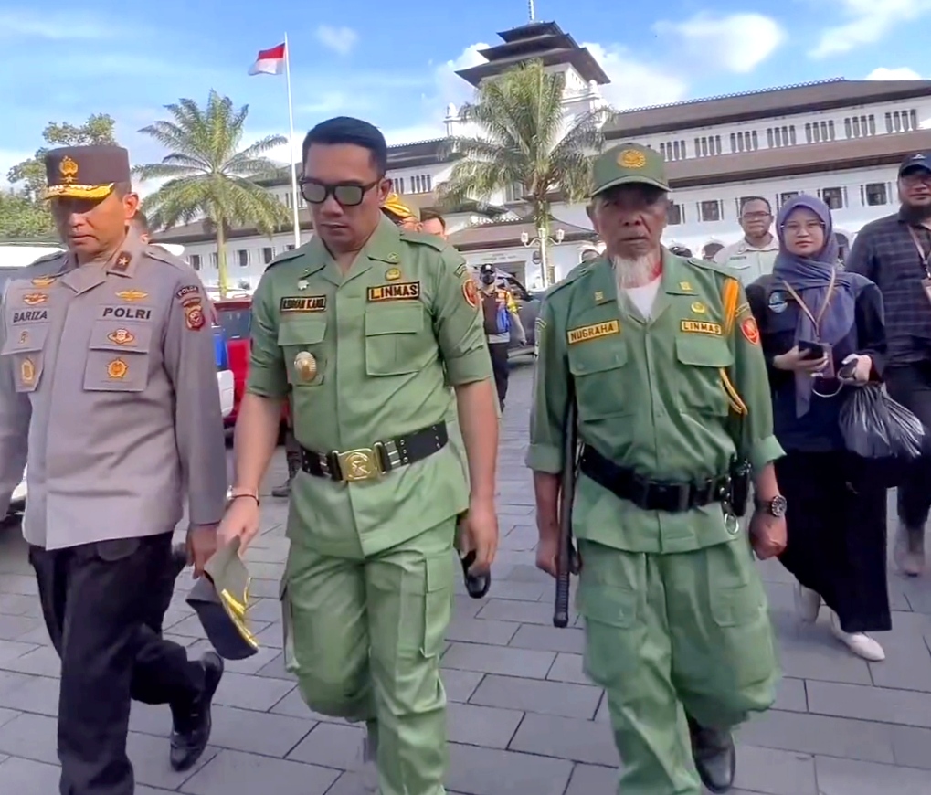 Nugraha, anggota Linmas Lembang, bersama Gubernur Jawa Barat Ridwan Kamil