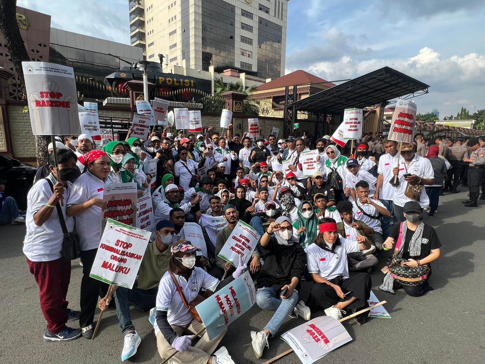 Aksi unjuk rasa FPMM di Mabes Polri, Kantor Kemenko Polhukam dan Istana Negara, Jakarta, Kamis (13/4).