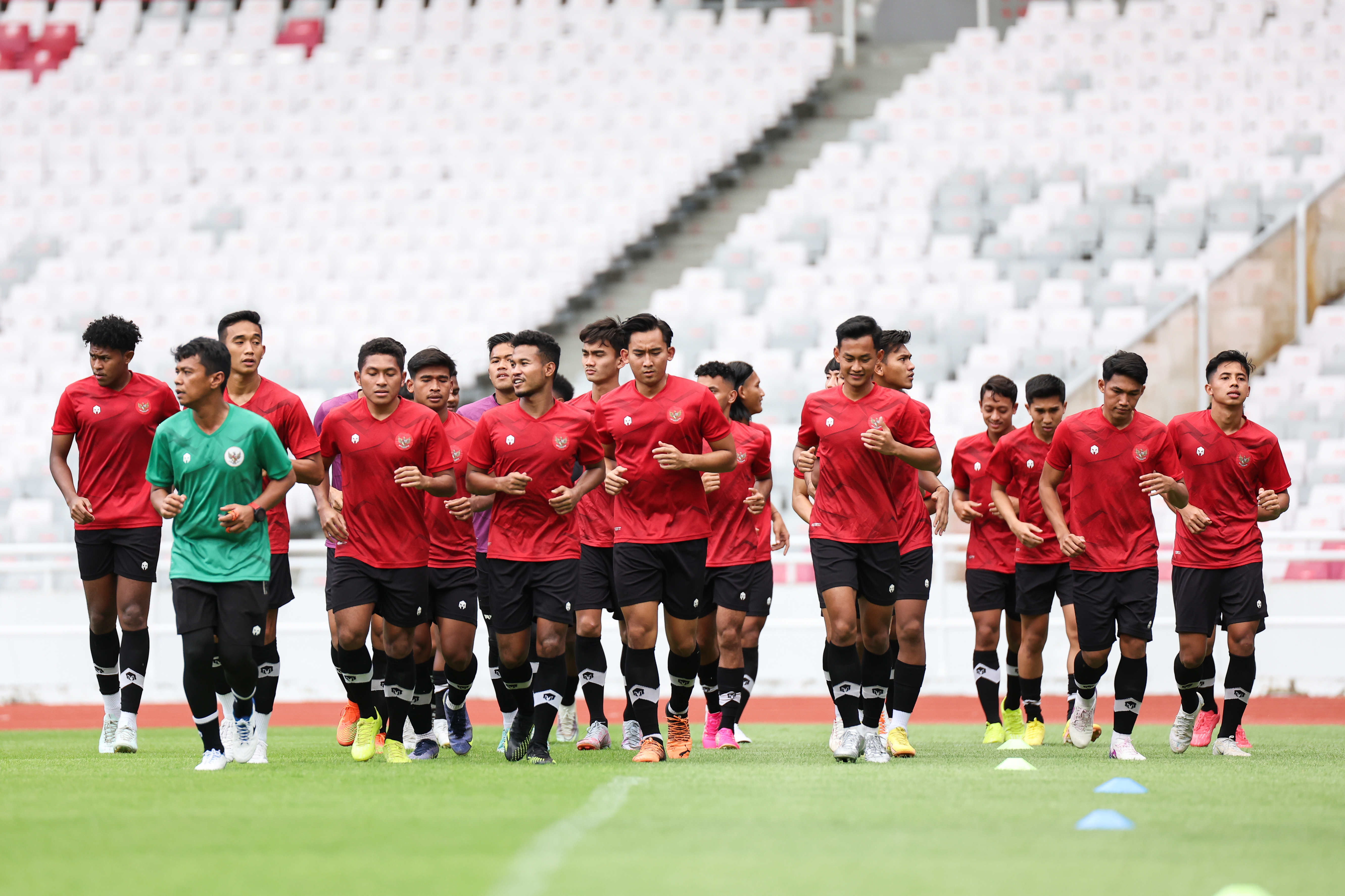 Pemain tim U-22 Indonesia melakukan latihan perdana sebagai persiapan berlaga di ajang SEA Games 2023 Kamboja