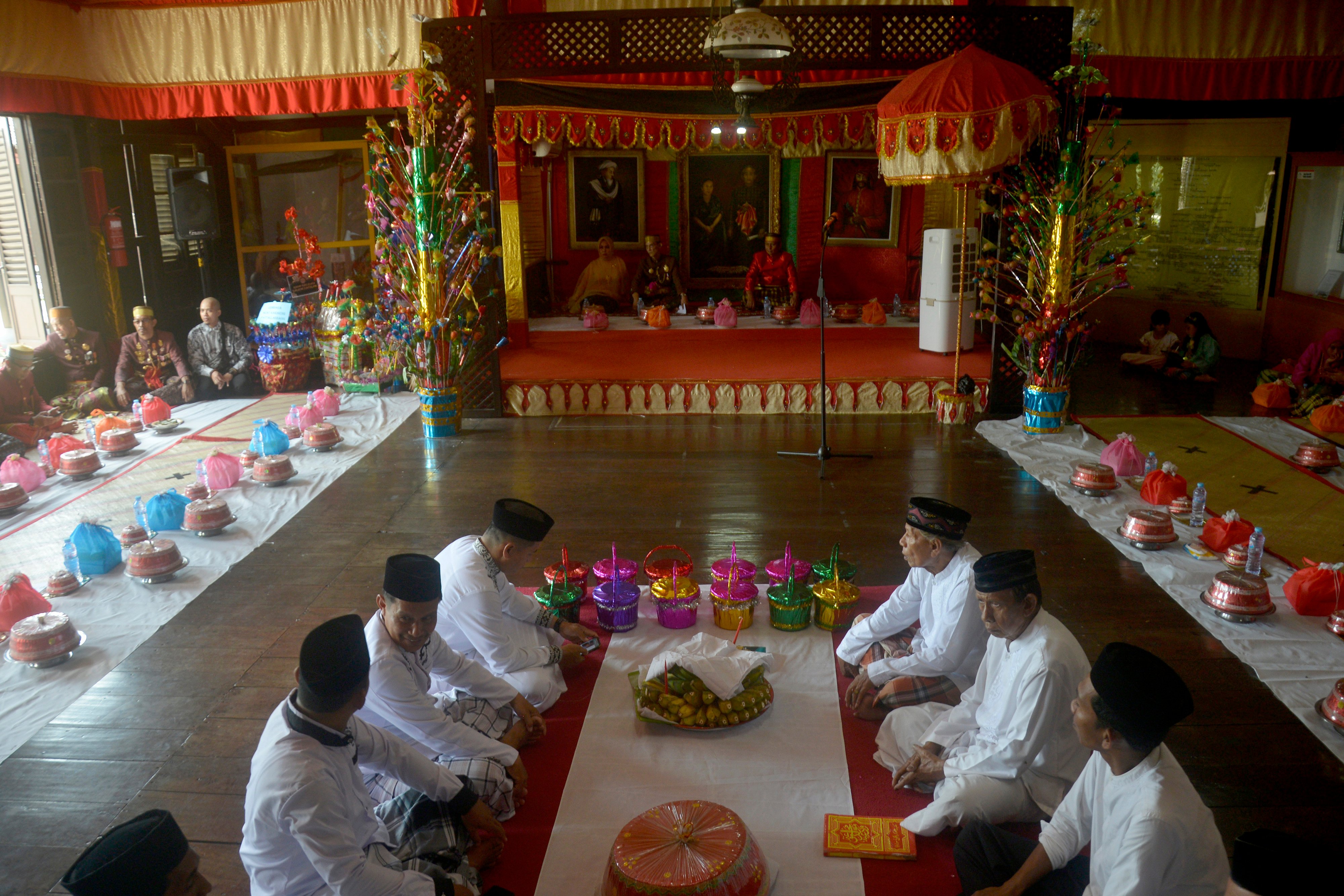 Sejumlah keluarga kerajaan Gowa dan tokoh agama mengikuti peringatan Maudu Adaka Ri Gowa (Maulid di Gowa) di Balla Lompoa, Kabupaten Gowa.