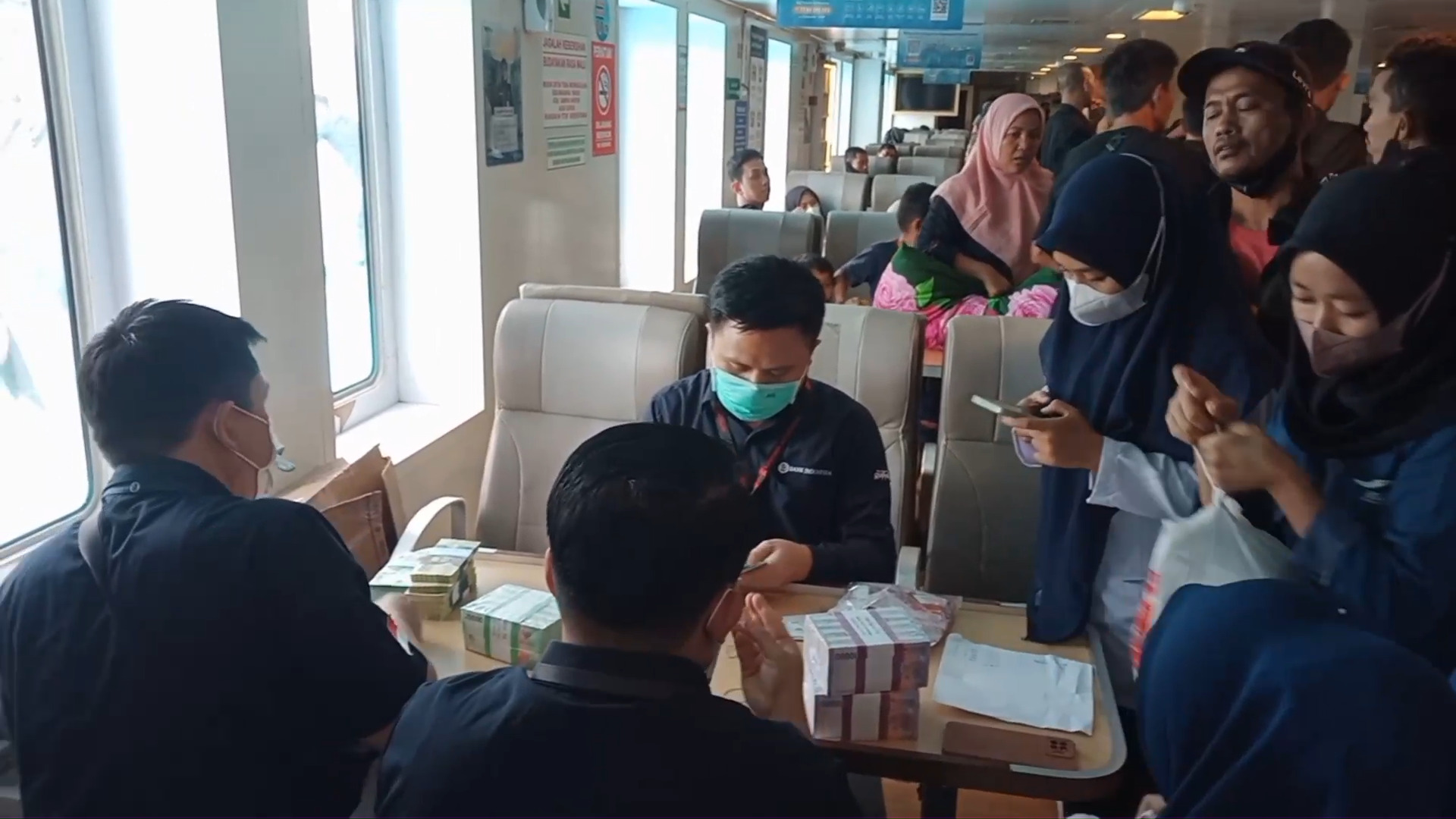 Suasana penukaran uang pecahan Lebaran di atas kapal feri
