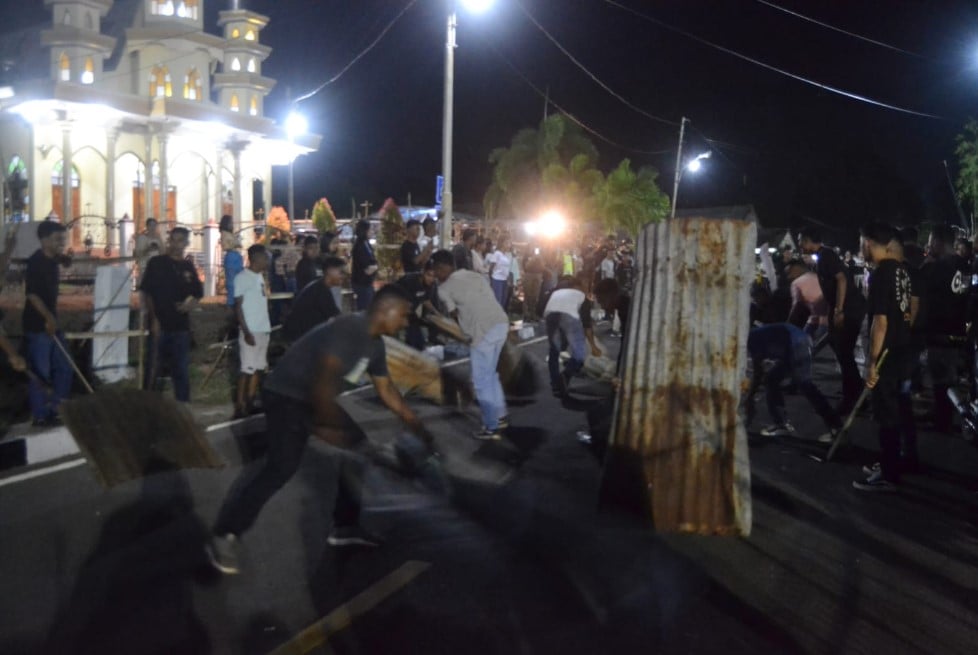 Sejumlah remaja memukul bunyi-bunyian, seperti seng, di depan Kapela Tuan Ma dan Kapela Tuan Ana di Kota Larantuka, Flotim, NTT, Rabu (5/4).