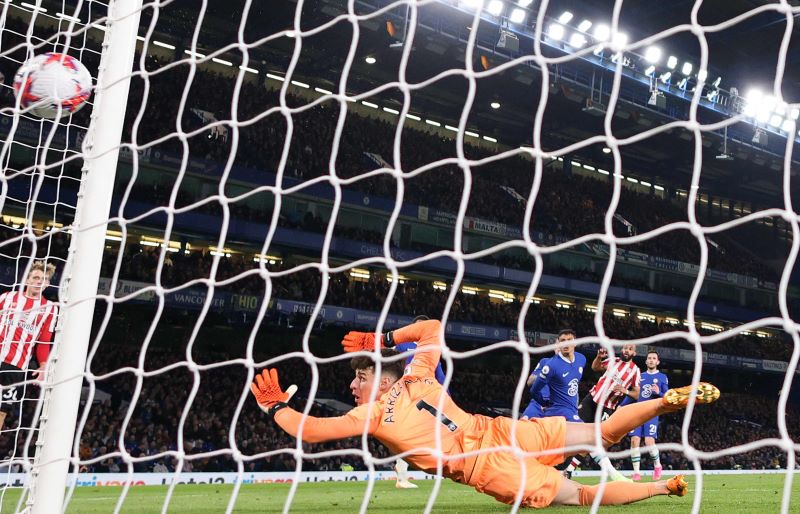 Gawang Chelsea yang dijaga Kepa Arrizabalaga kebobolan oleh pemain Brentford.