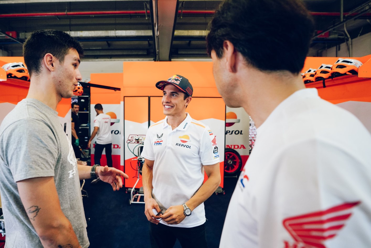 Iker Lecuona (kiri) berbincang dengan Marc Marquez menjelang GP Spanyol.