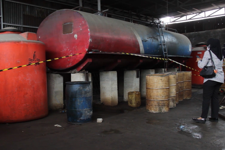 Gudang BBM ilegal yang diduga milik AKBP Achiruddin Hasibuan.