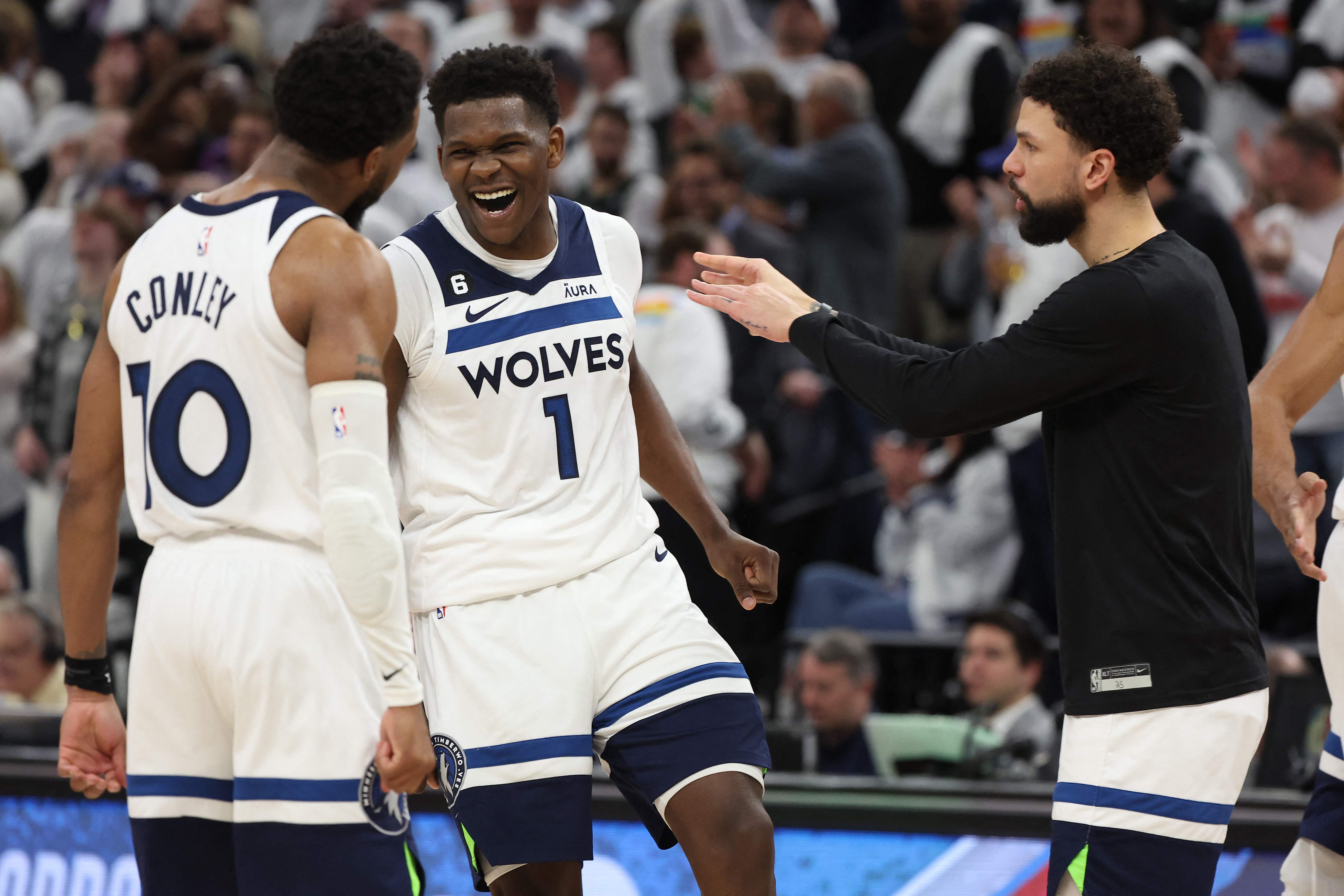 Pemain Minnesota Timberwolves melakukan selebrasi di babak overtime laga playoff NBA melawan Denver Nuggets.