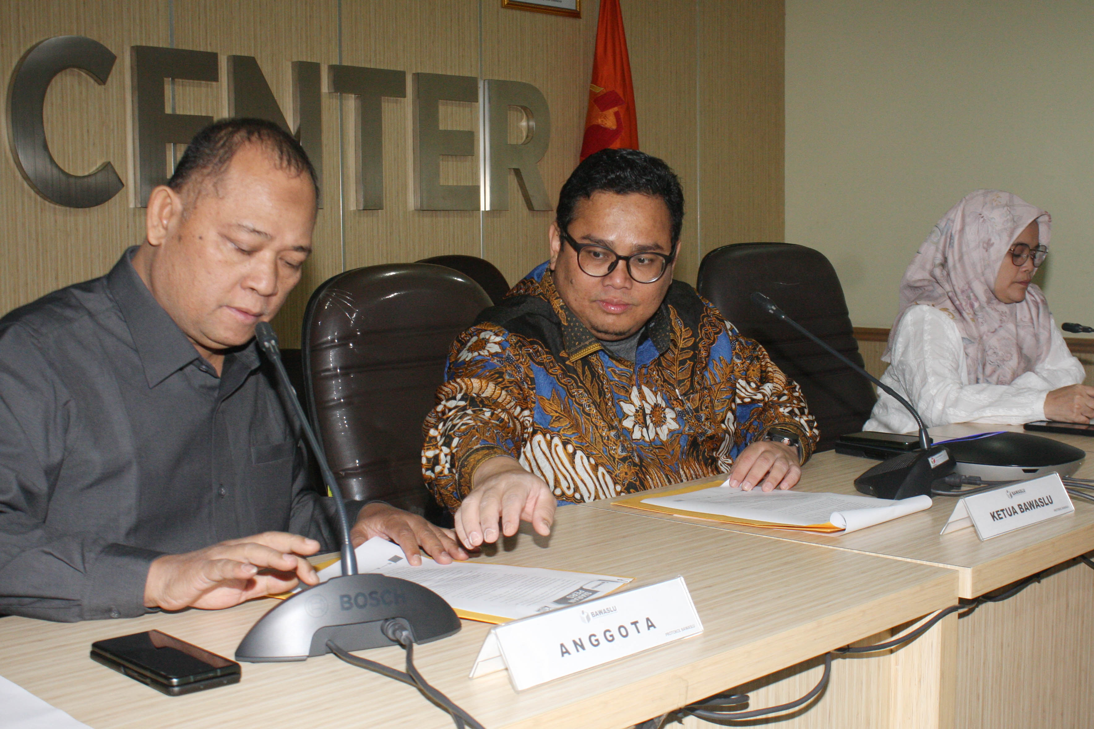 Ketua Badan Pengawas Pemilu (Bawaslu) RI Rahmat Bagja (tengah)