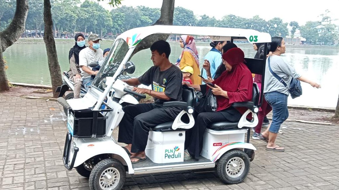 Mobil Wara Wiri mengangkut penumpang di Kampung Wisata Budaya Betawi  Setu Babakan, Jakarta.