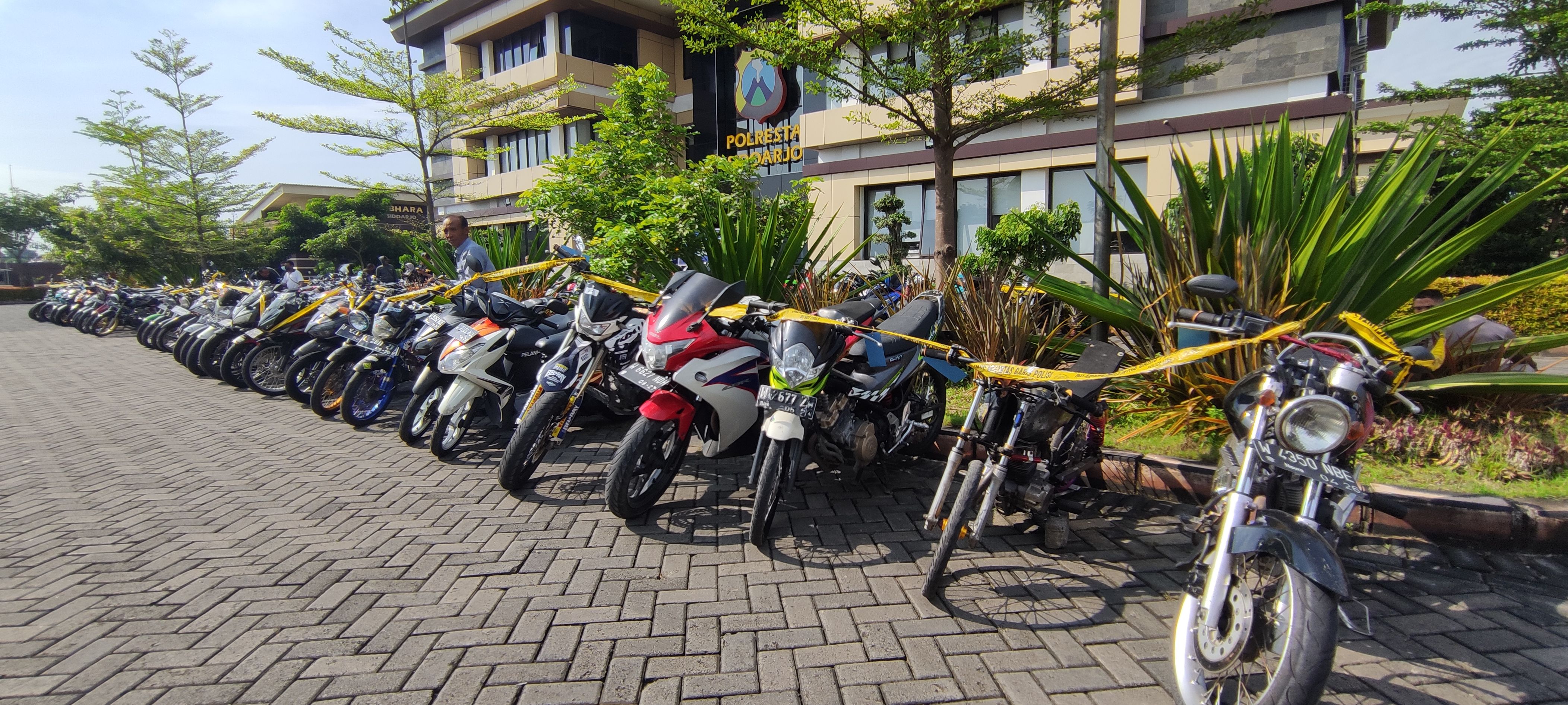 Sejumlah motor sitaan Polresta Sidoarjo karena terlibat dalam aksi balap liar dan berknalpot brong