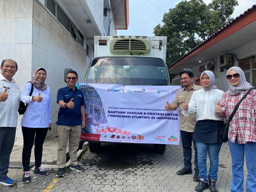 Dirut Pos Indonesia Faizal Rochmad Djoemadi (ketiga dari kiri) melakukan seremonial pelepasan bantuan pangan untuk stunting, di Bekasi.