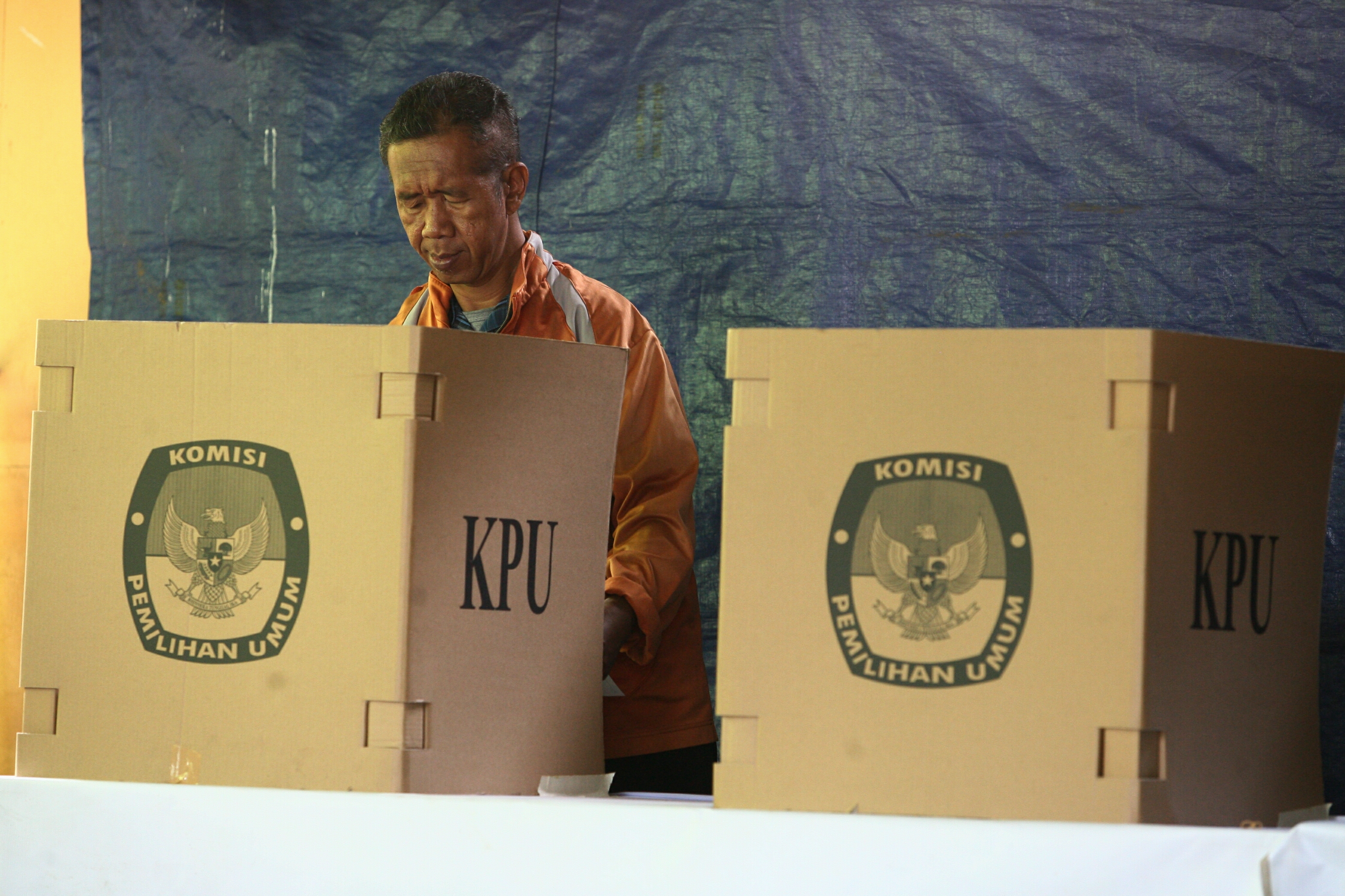 Warga yang terdaftar dalam daftar pemilih tetap (DPT) mengikuti pencoblosan ulang di Cidodol, Jakarta Selatan, Minggu (13/4/2014)