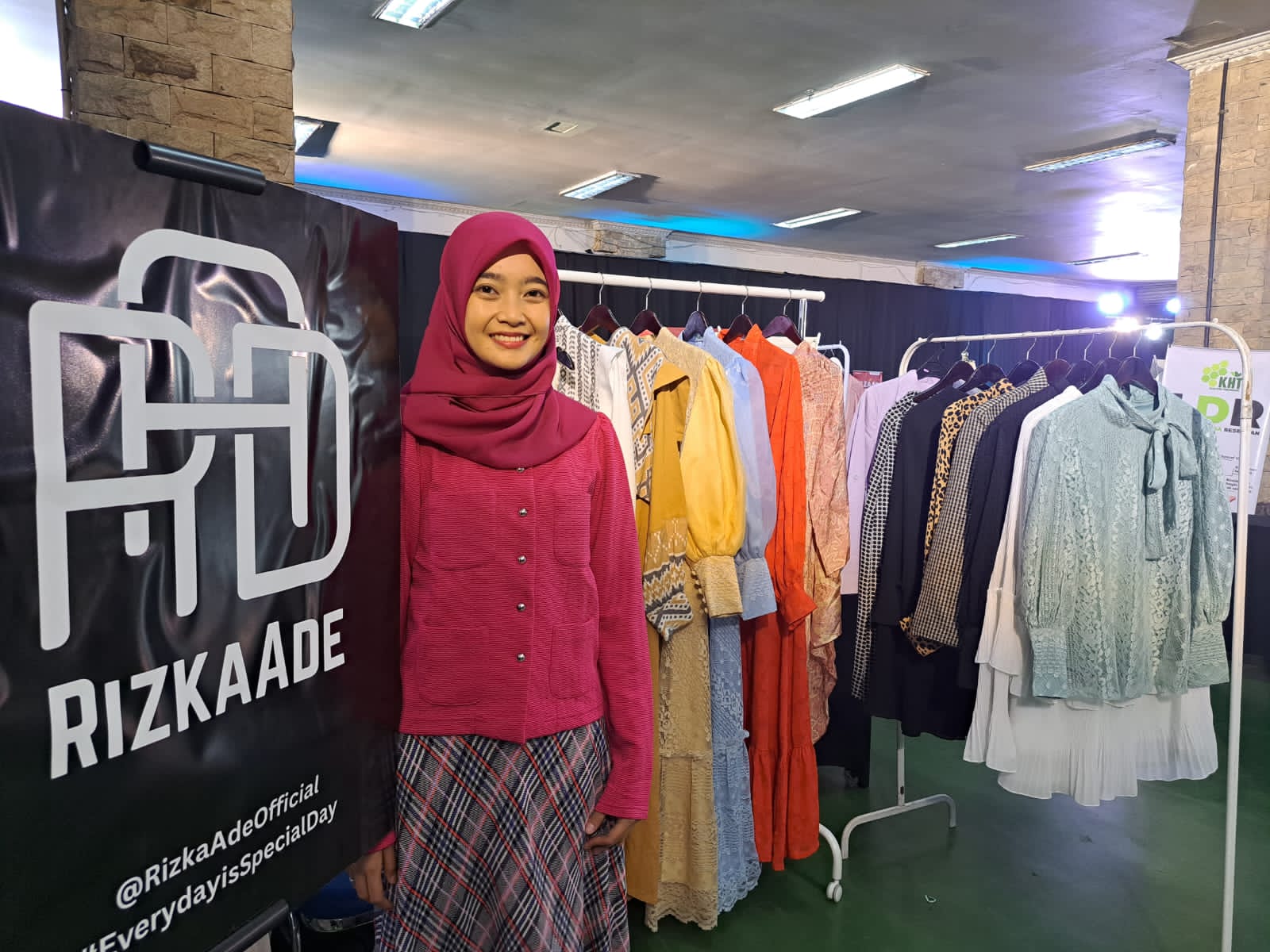 Fashion Designer Rizka Ade di depan booth pameran dalam acara Festival Ramadan Media Indonesia, Kamis (13/4) 