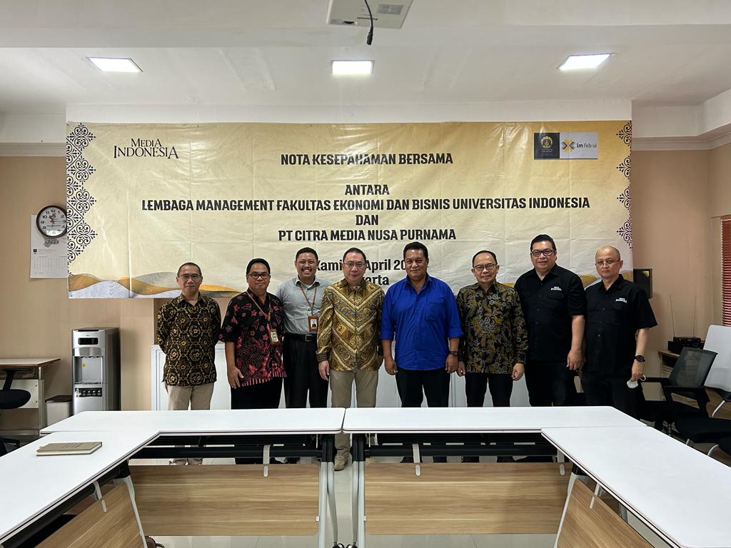 Jajaran manajemen Media Indonesia dan LM FEB UI usai penandatangan nota kesepahaman.