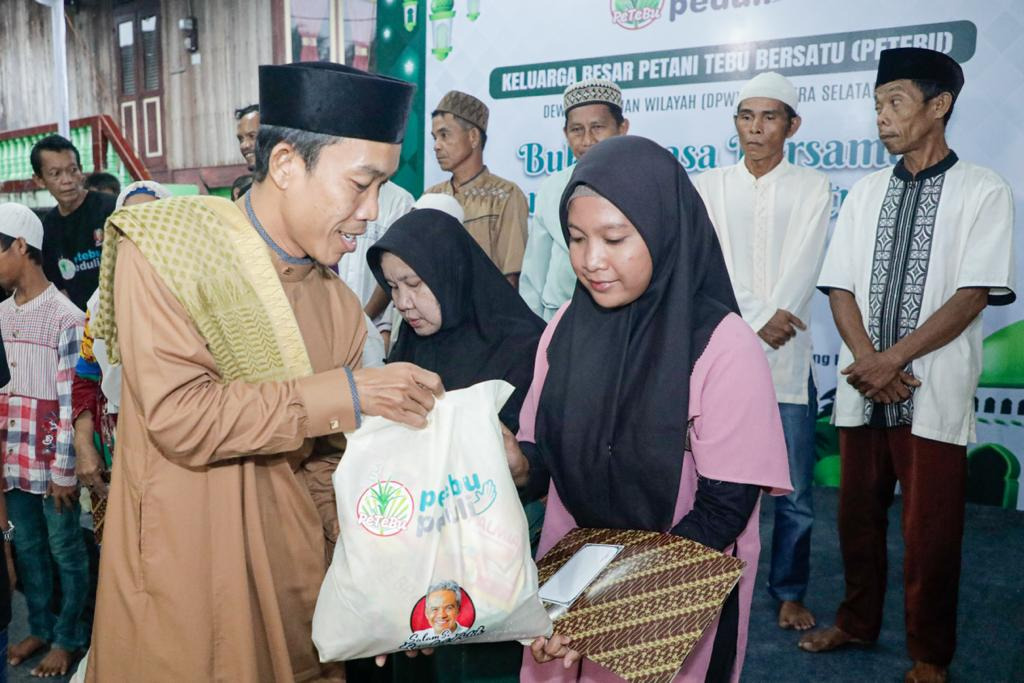 Sejumlah anak panti asuhan menerima paket kebutuhan pokok dari Relawan Petani Tebu Bersatu