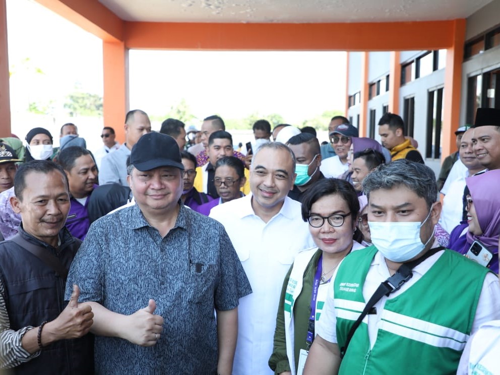 Airlangga Hartarto (kemeja biru) dan Ahmed Zaki Iskandar (kemeja putih).