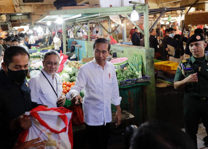 Jokowi Penuhi Janji Ajak Zulhas Blusukan ke Pasar
