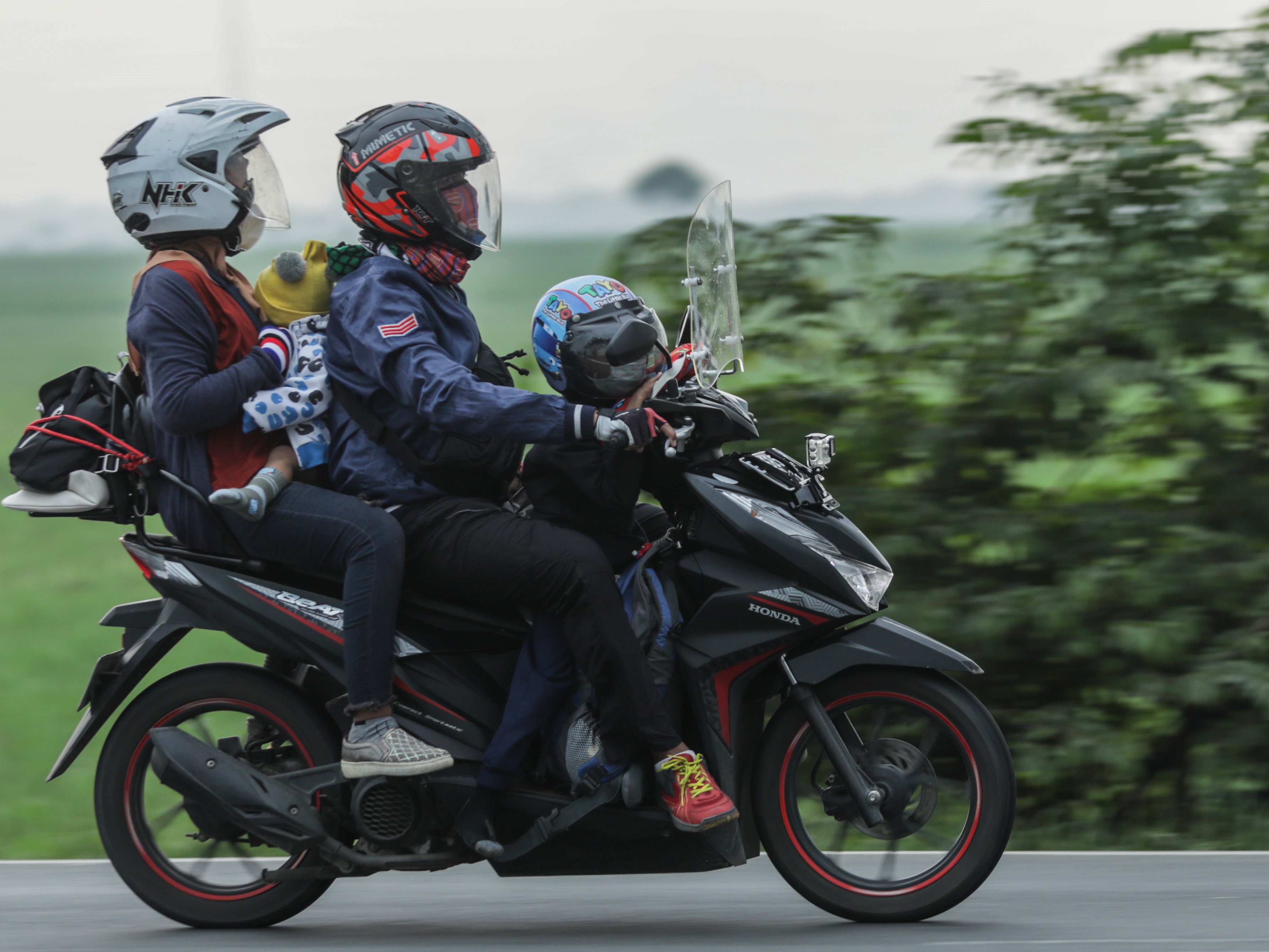 Pemudik sepeda motor membawa keluarga melintas di Jalan Pantura, Sukasari, Kabupaten Subang Jawa Barat, Rabu (19/4/2023).