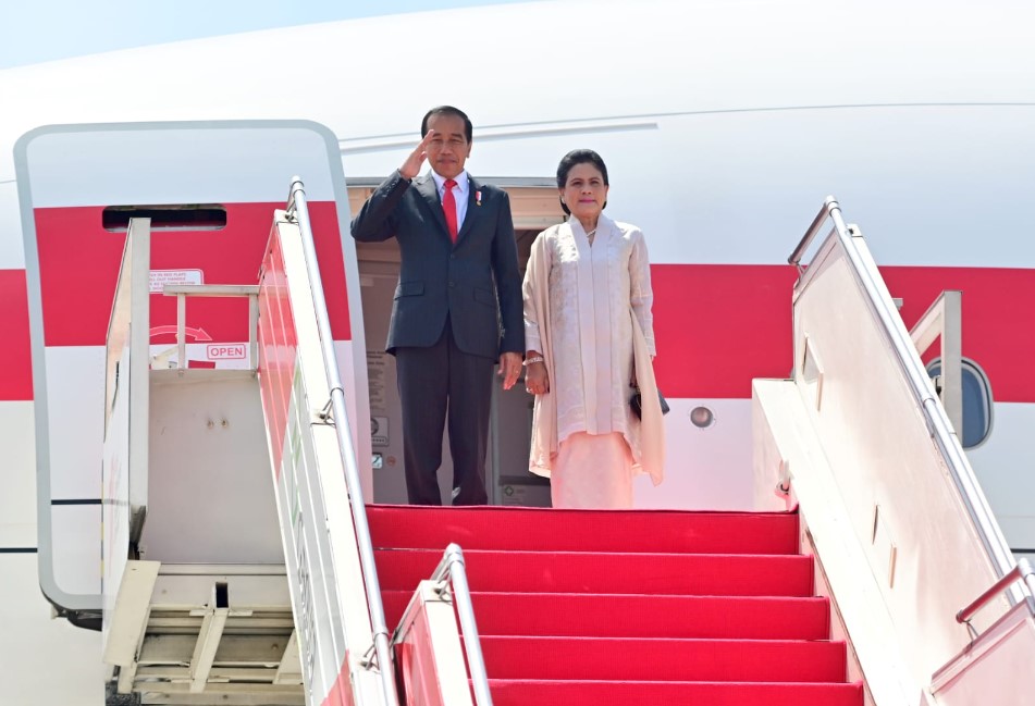 Presiden Joko Widodo dan Ibu Negara Iriana saat bertolak ke Jerman dari Bandara Internasional Soekarno-Hatta. 