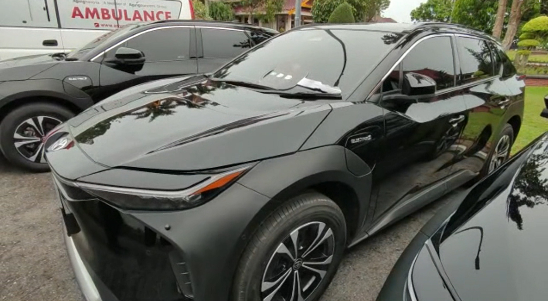 Gubernur Riau membagikan delapan mobil listrik yang dipergunakan untuk dinas. Total pengadaan delapan mobil tersebut senilai Rp10,4 miliar.