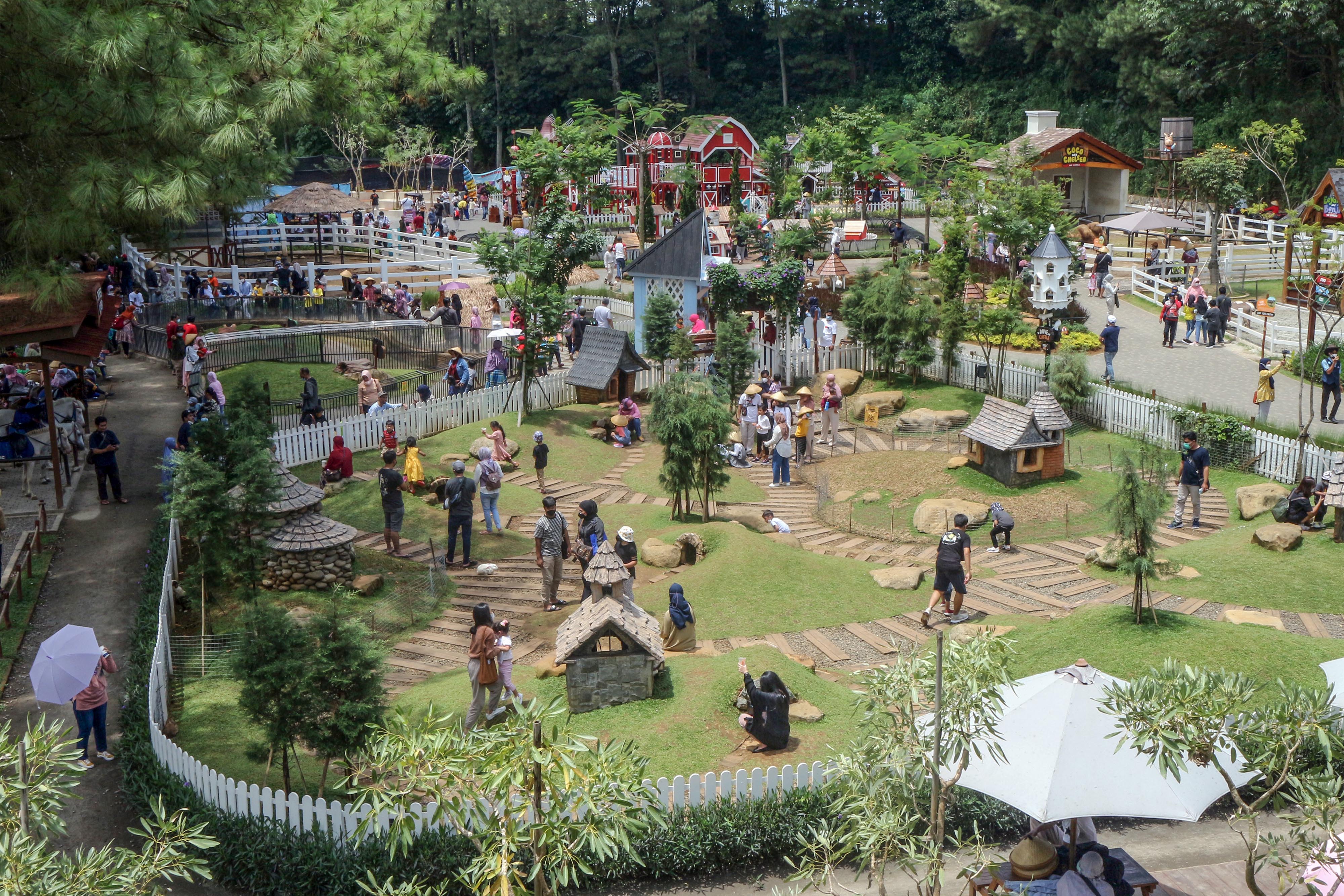  Sejumlah wisatawan memadati wisata alam Cimory Dairyland, Puncak, Kabupaten Bogor