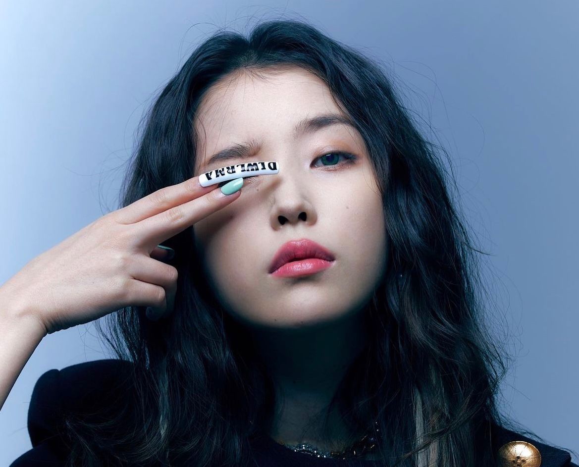 Kim Ji-eun atau IU merupakan penyanyi sekaligus artis Korea Selatan yang sangat berbakat dan terkenal