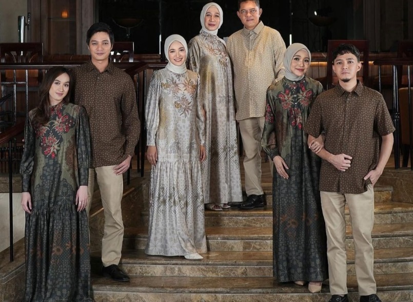 Aktris Cut Syifa (ketiga dari kiri) tampil bersama keluarganya mengenakan koleksi kolaborasinya dengan Geulis.