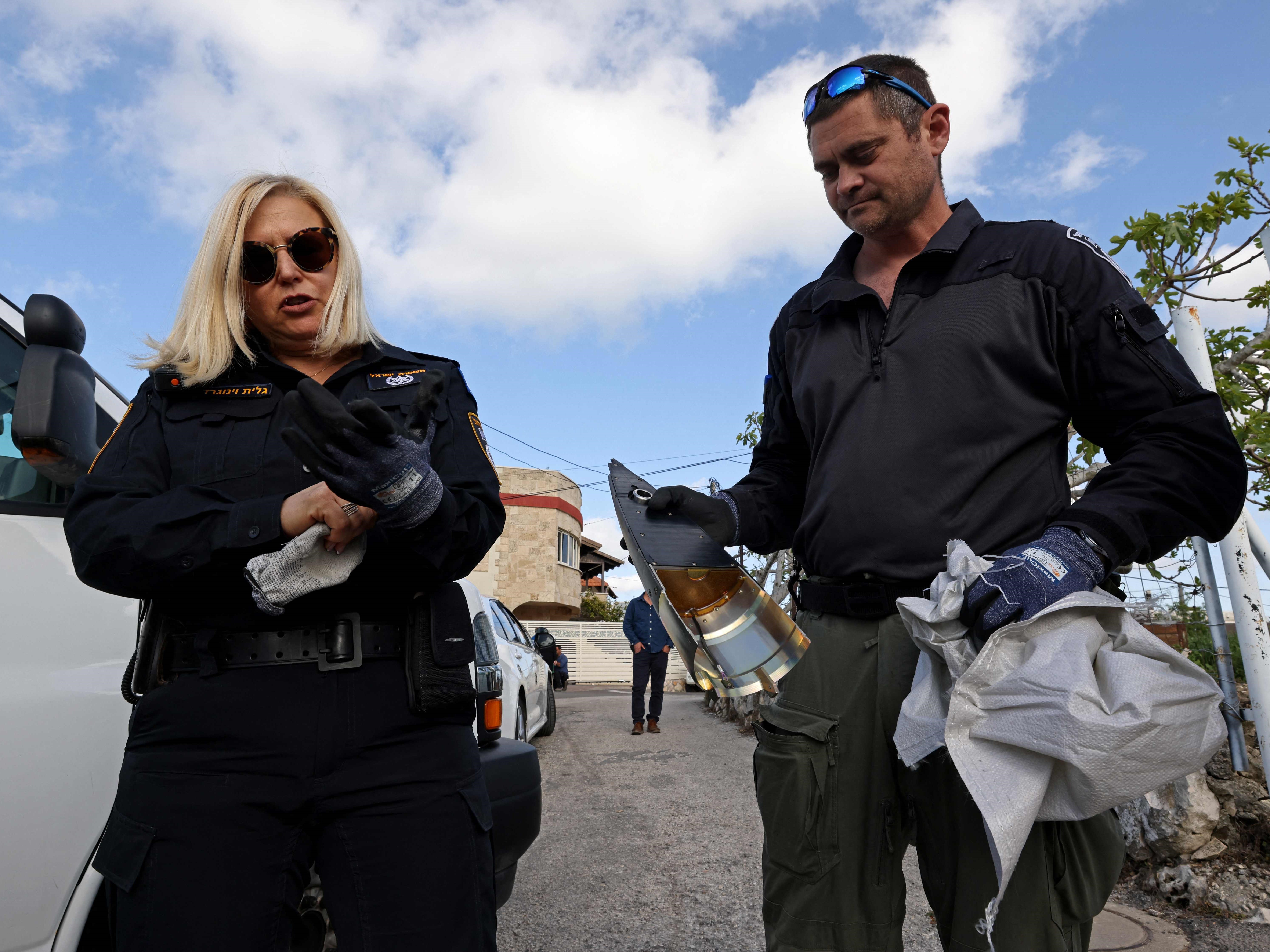 Unit penjinak bom polisi Israel memeriksa sisa-sisa peluru yang ditembakkan dari Libanon dan dicegat oleh Israel, di kota utara Fassuta.