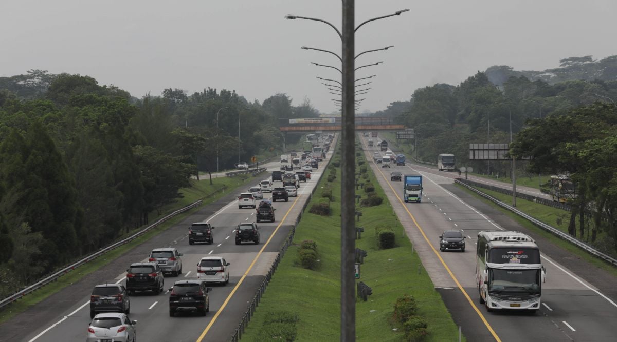 Ilustrasi kendaraan melintas di jalan tol