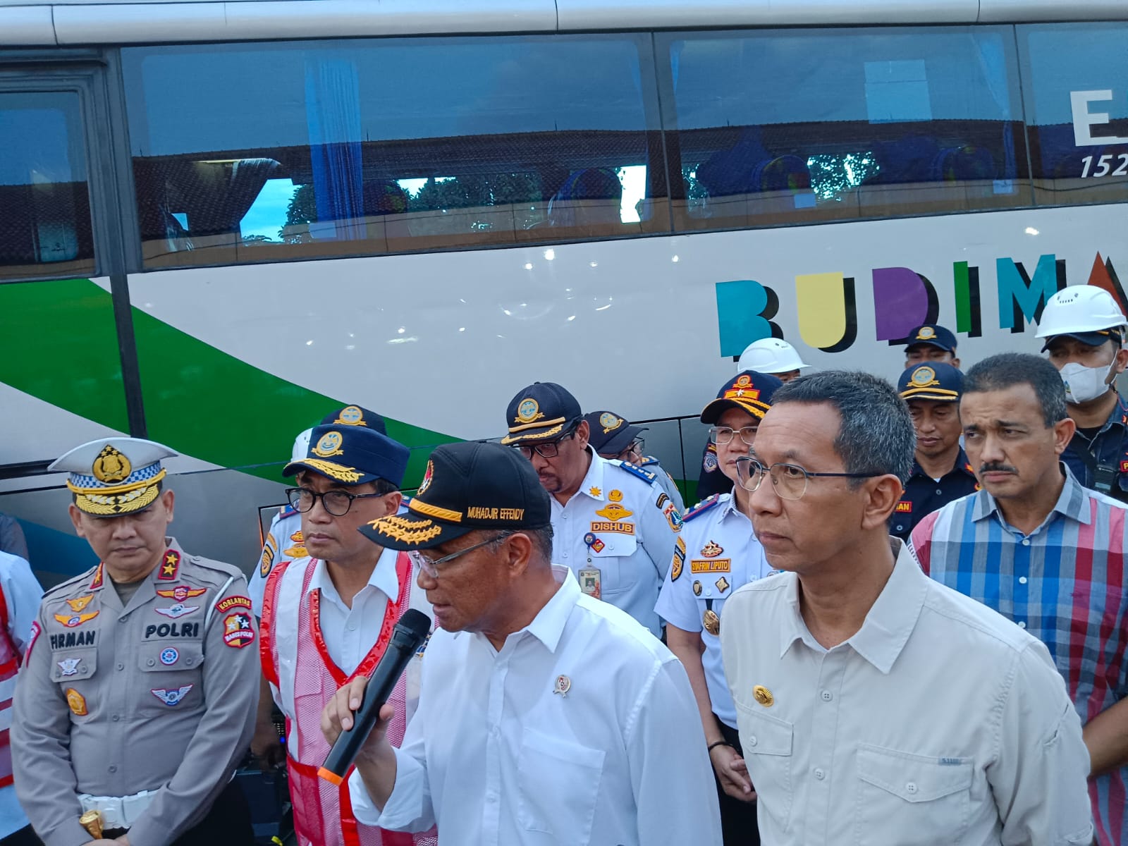 Menhub, Menko PMK dan Pj Gubernur DKI Jakarta tinjau kesiapan angkutan lebaran di Terminal Kampung Rambutan Minggu (9/4)