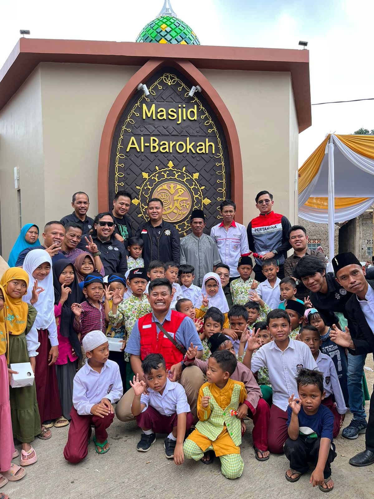 Warga bersama staf Kilang Pertamina Plaju di depan masjid yang sudah direnovasi