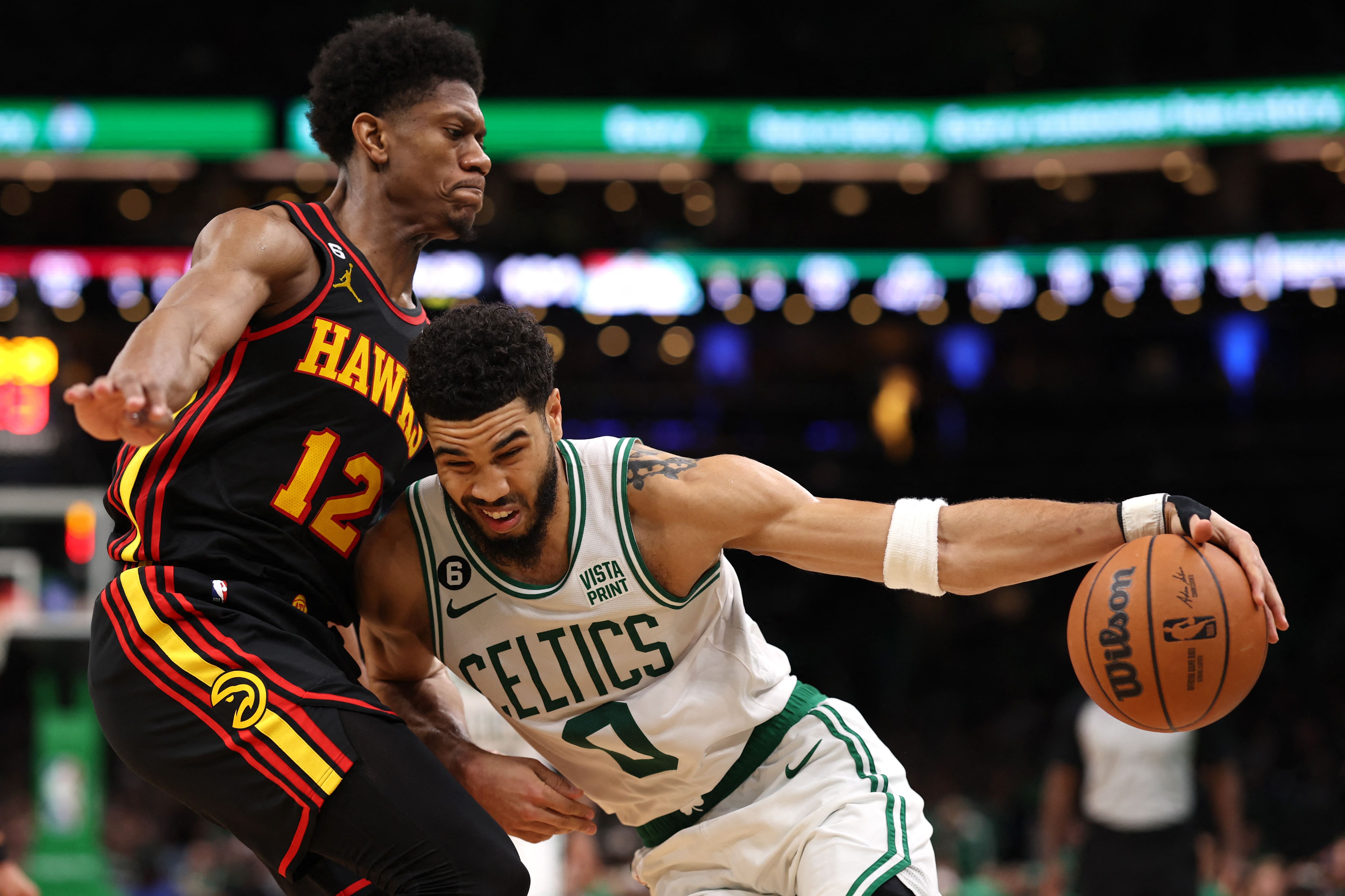 Pebasket Boston Celtics Jayson Tatum (kanan) melancarkan serangan dalam laga playoff NBA melawan Atlanta Hawks.