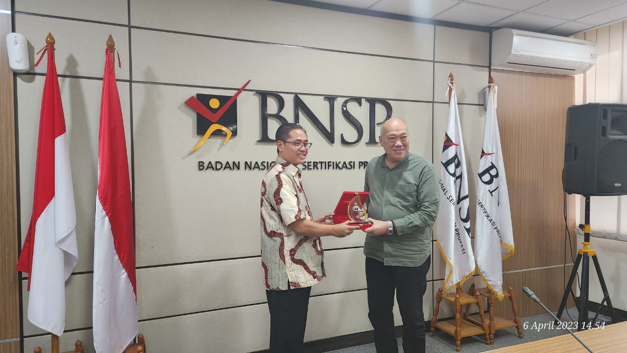  Kepala Pusdiklat Teknis, Mastuki (kiri) bersama  Kepala Badan Nasional Sertifikasi Profesi (BNSP), Kunjung Masehat.