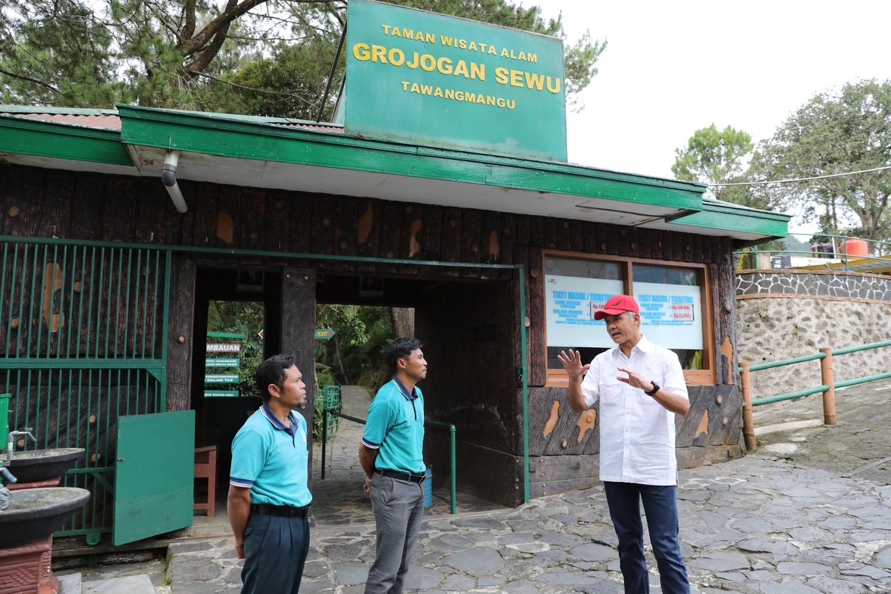 Gubernur Jawa Tengah meninjau tempat wisata Grojogan Sewu di Tawangmangu, Jawa Tengah