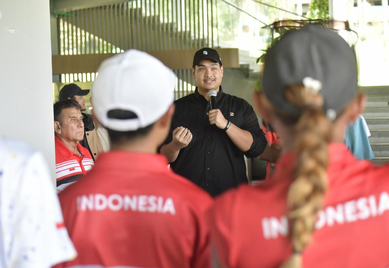 Menpora Dito Ariotedjo (tengah) menitipkan pesan kepada kontingen Golf Indonesia yang akan berjuang di SEA Games 2023 Kamboja.