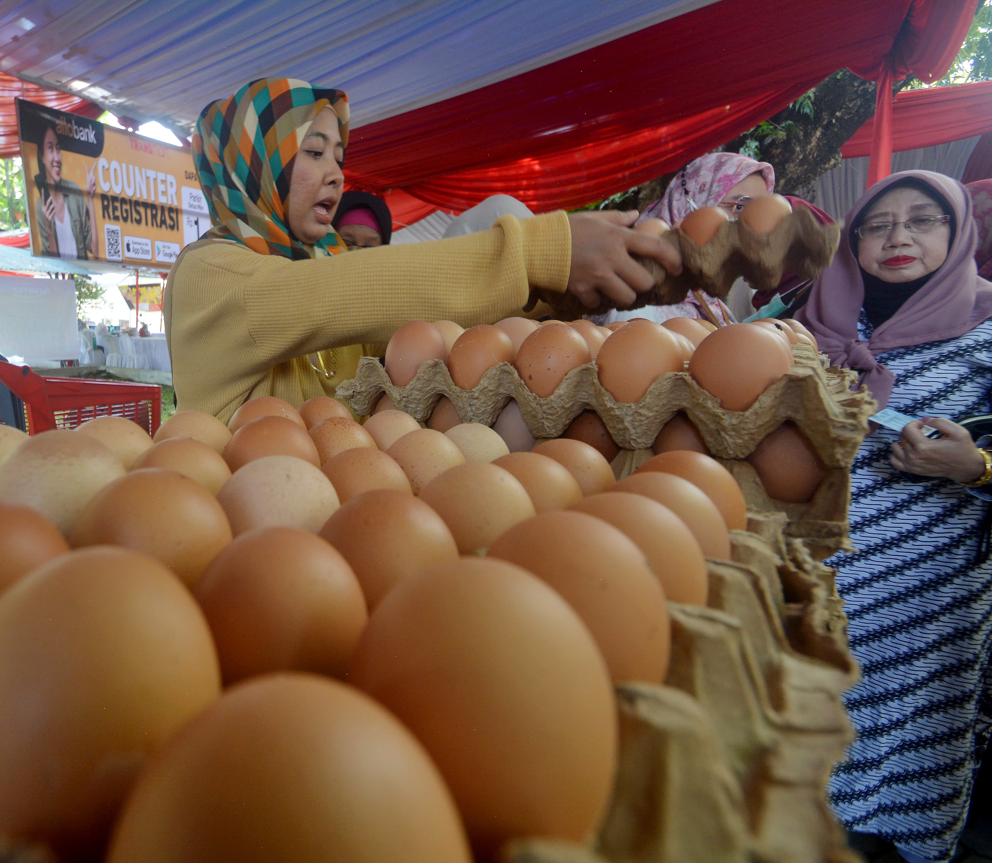Pedagang menata telur ayam pada Bazar Sembako di halaman Kantor Gubernur Sumatera Barat di Padang, Selasa (20/9/2022).