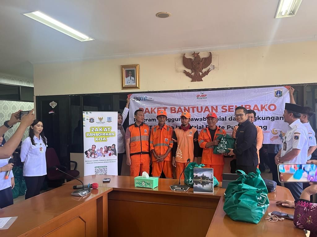 Acara pemberian bantuan sembako.
