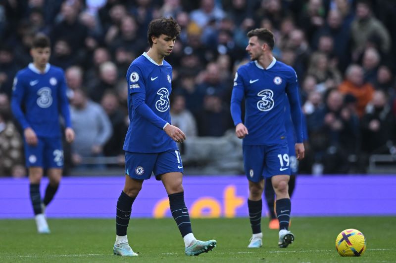 Para pemain Chelsea tertundduk setelah kemasukan gol oleh Tottenham Hotspur.