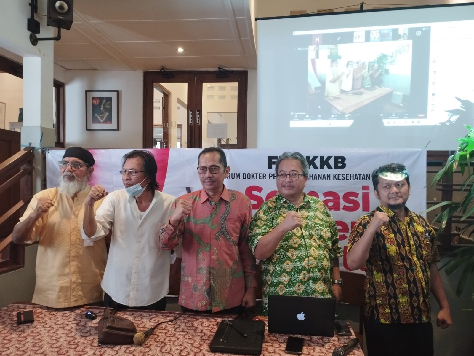 Forum Peduli Ketahanan Kesehatan Bangsa (FDPKKB) menyatakan sikap tidak percaya lagi dengan Budi Gunadi Sadikin selaku Menteri Kesehatan.