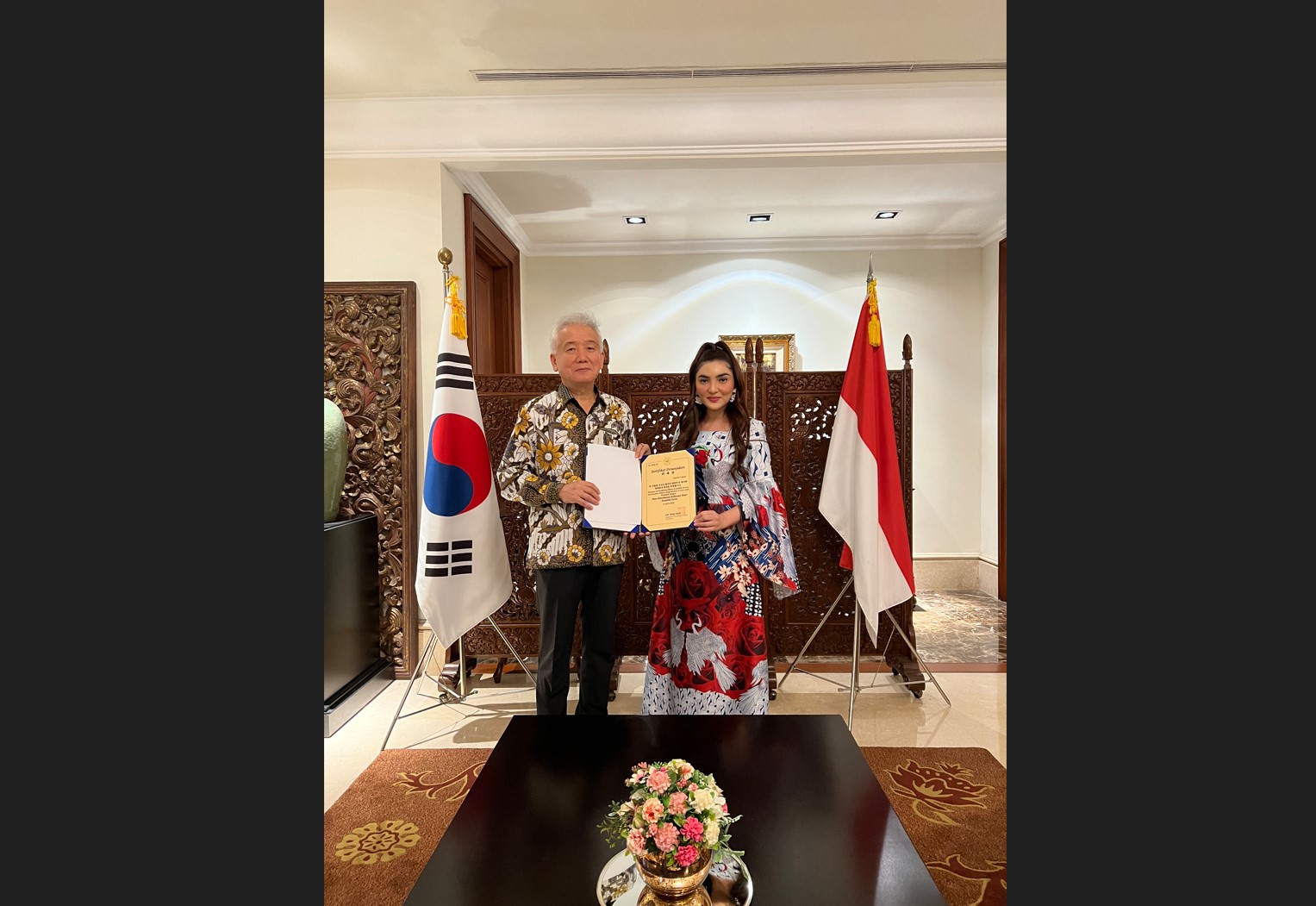Ashanty (kanan) bersama Dubes Korsel untuk Indonesia Lee Sang Deok kala penetapan duta 50 tahun persahabatan Indonesia-Korsel.
